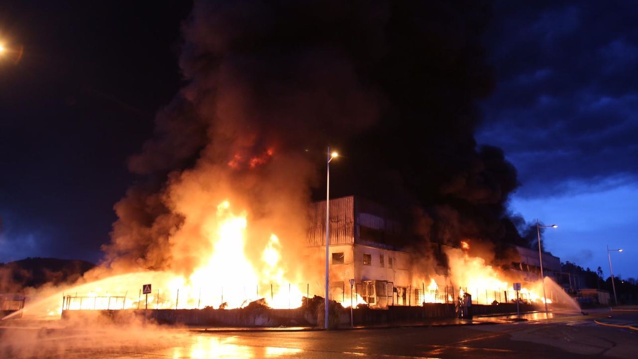 Así amaneció tras el incendio la fábrica de bolsas de papel de Narón