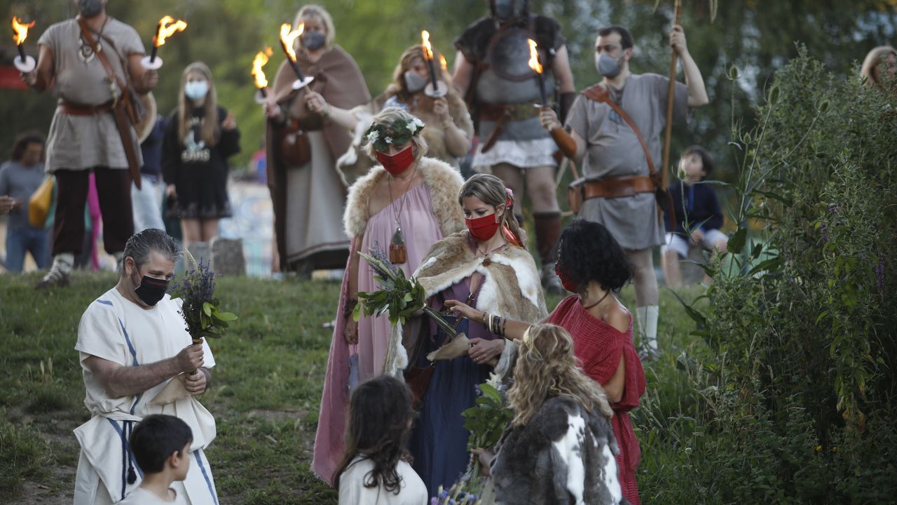 Junto al puente romano tuvo lugar un emotivo acto de los castrexos marcado por el silencio y las antorchas