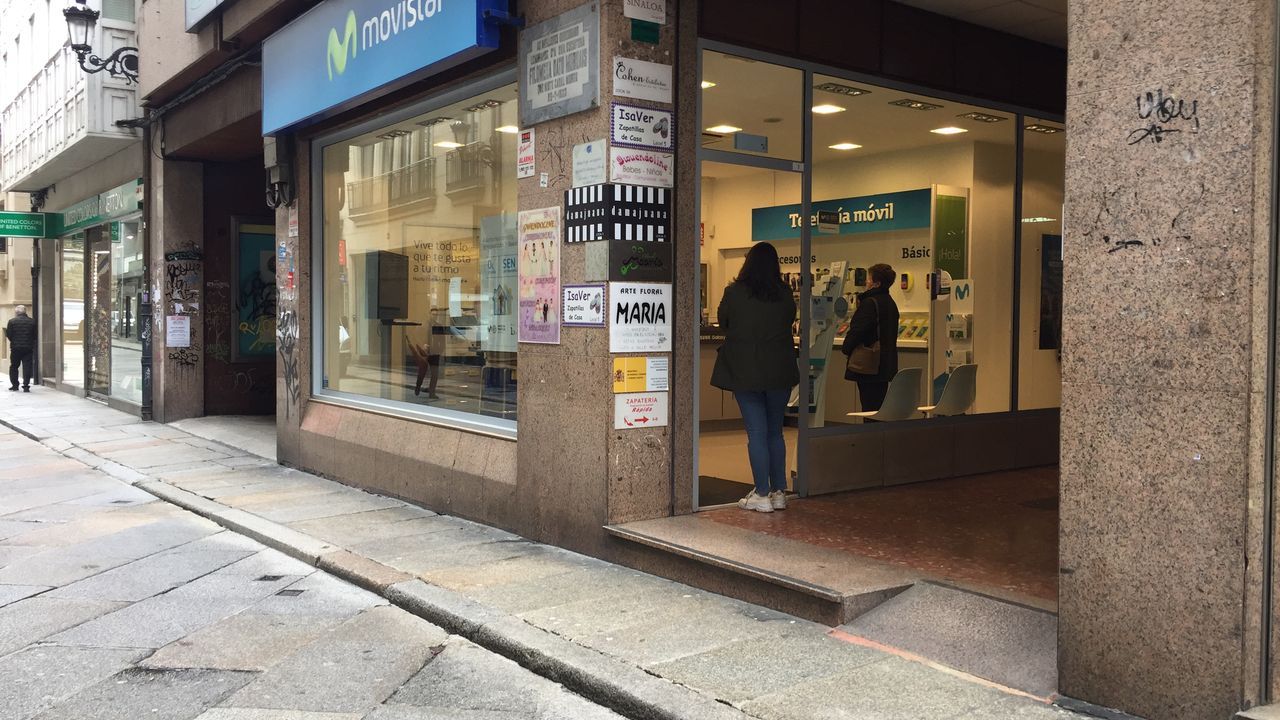 Reponedores de supermercado en la calle del Paseo de Ourense