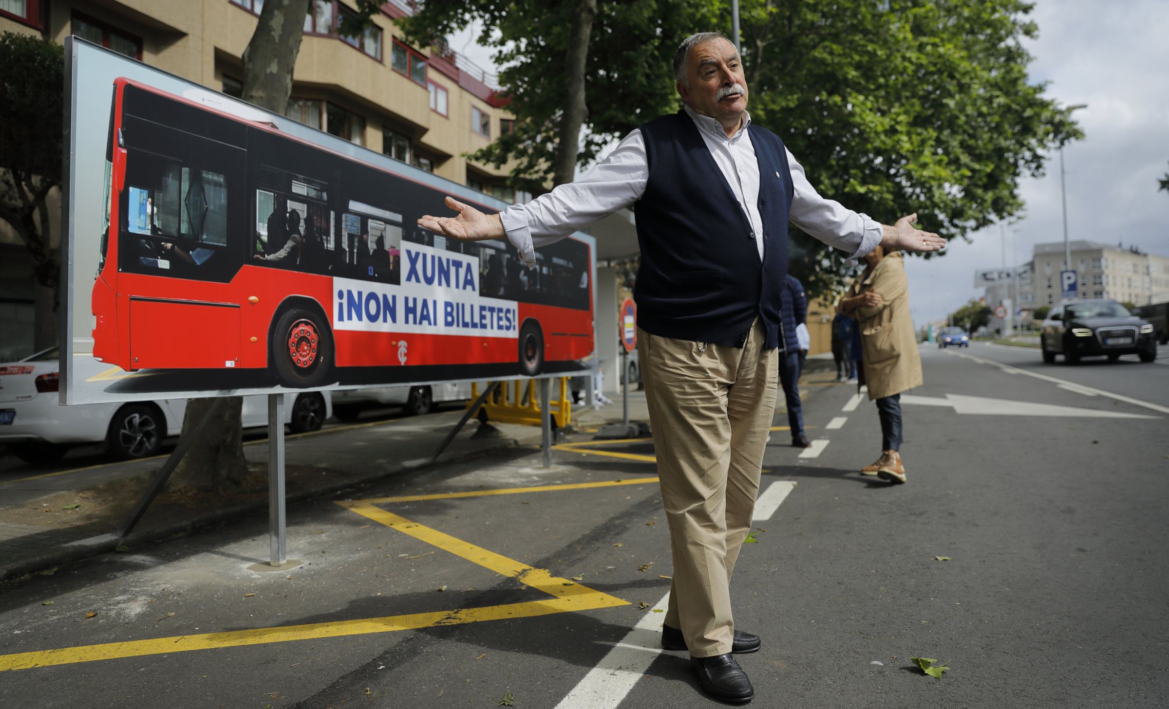 O alcalde de Oleiros,� �ngel Garc�a Seoane parodia a ausencia do bus 1A en Santa Cristina. 12/05/2023