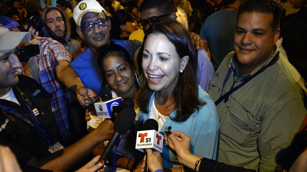 La opositora María Corina Machado muestra su alegría a los medios de comunicación.