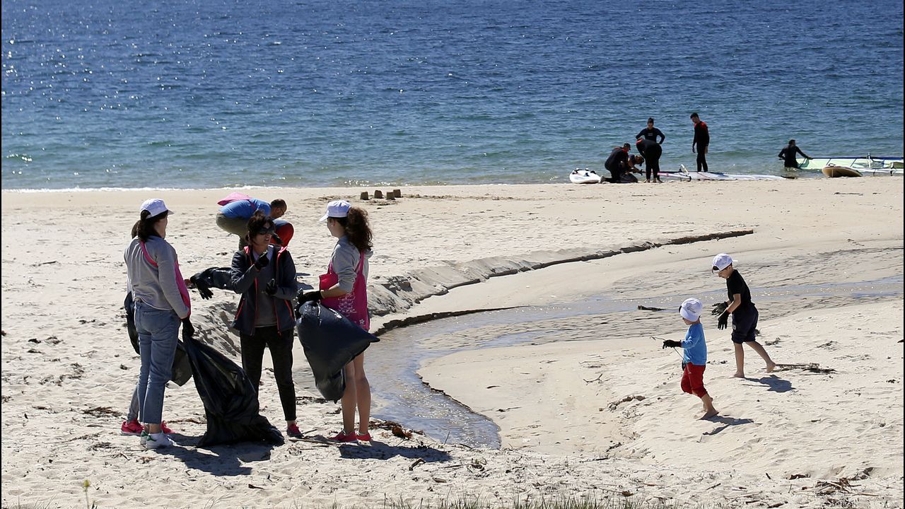 Limpieza multitudinaria de alumnos del Centro Británico que también se realizará en otros cinco arenales del norte de España EN LA PLAYA DE COROSO