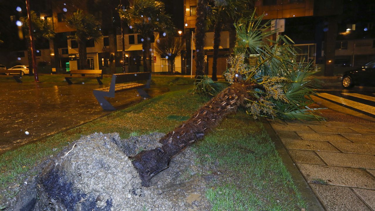 .Calles anegadas junto al centro comercial As Termas, en Lugo