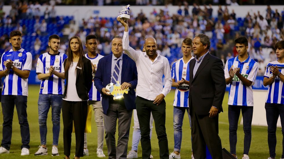 Lucas, siguiendo el partido en el palco de Riazor