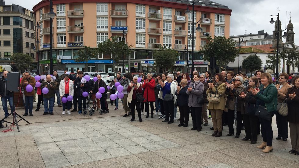 Concentración en Cee promovida por el Concello y el CIM
