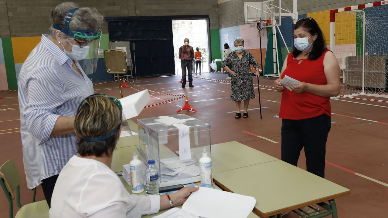 En A Mariña, algunos votaron hasta disfrazados