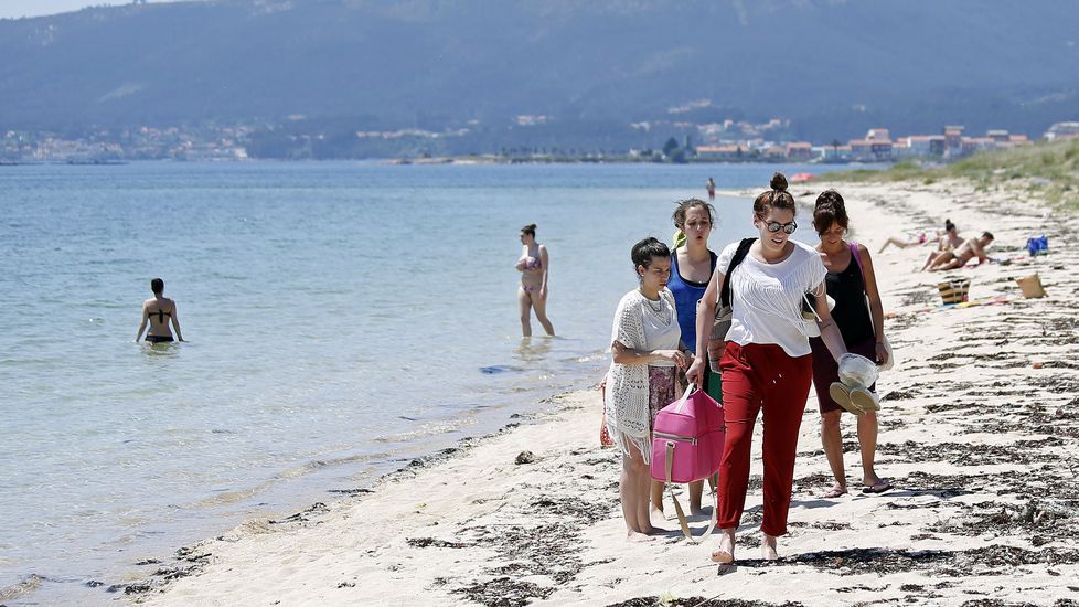 Bañistas en la playa de Retorta, en Boiro