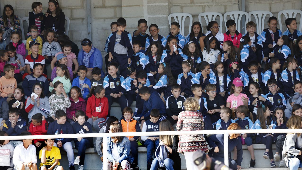 Exhibicion de la Policía Nacional para los escolares de Ribeira con helicoptero, caballería, perros de rastreo
