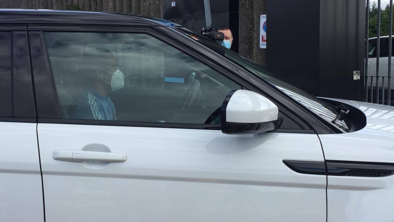 Uno de los jugadores del Celta, llegando a A Madroa a primera hora de esta mañana