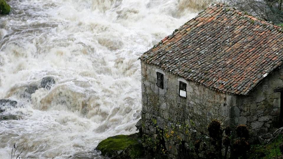 Crecida por las lluvias del río Asma en Chantada.Tormenta eléctrica sobre Pontevedra