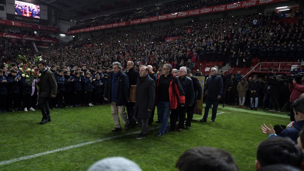 .El estadio de El Molinón acoge el funeral por Enrique Castro  Quini , exjugador del Sporting, con las tribunas abiertas al público