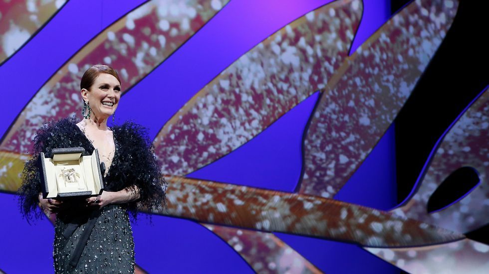 Julianne Moore recibiendo su premio como mejor actriz que ganó en el anterior Festival de Cannes