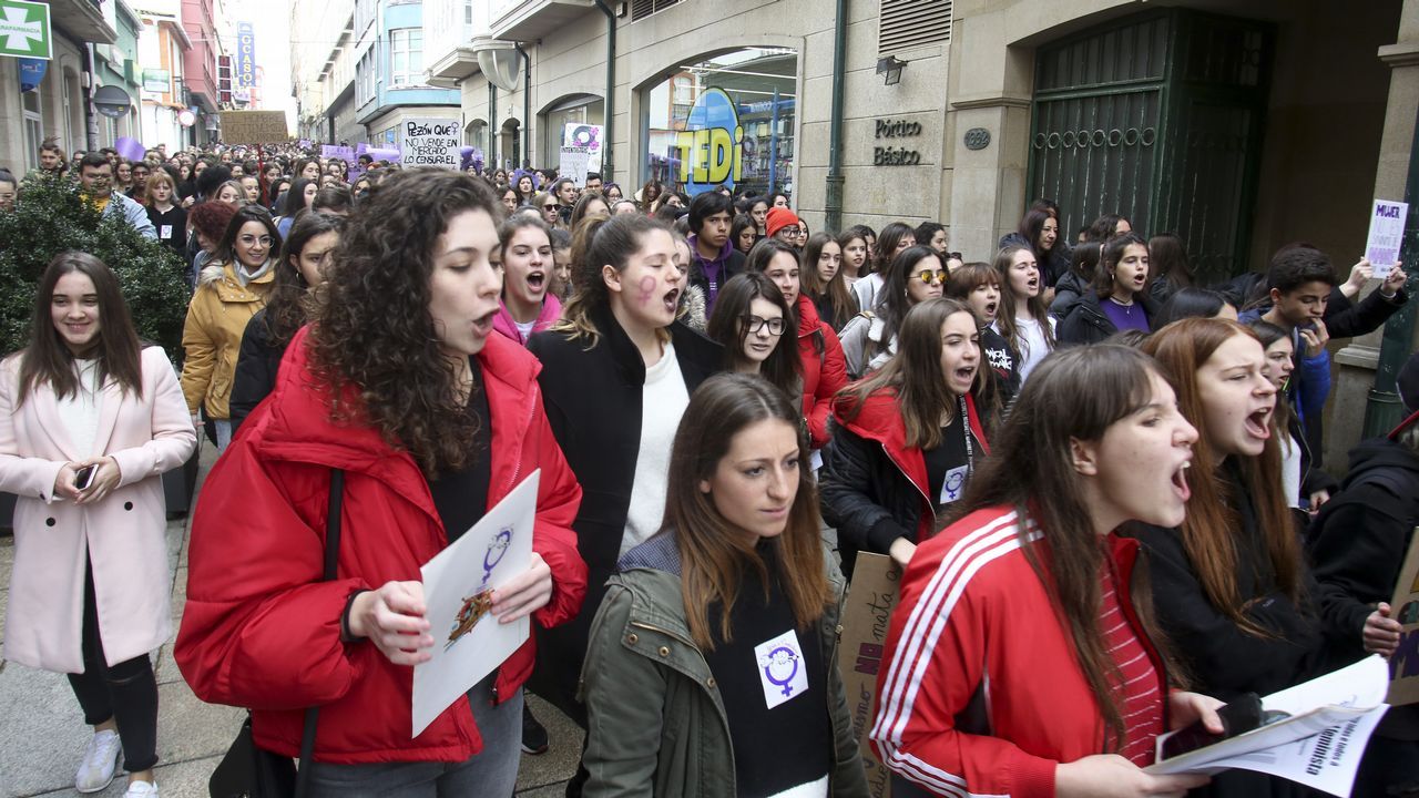 Mercedes Aranceta, farera de Prioriño Chico, en el puerto exterior de Ferrol, equipada con arnés y casco, como sube a las balizas (además de llevar la línea de vida) de cuyo mantenimiento se ocupa. 8M Día de la Mujer Trabajadora