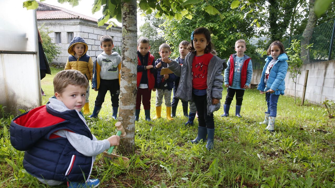 Alumnos de escuela unitaria del Saiar, que pertenece al CRA de Caldas de Reis, colocaron ayer los tableros con los códigos QR