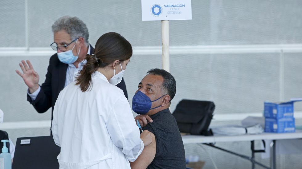 Vacunación masiva contra el Covid-19 con AstraZeneca para personas entre 60 y 65 años en el recinto ferial de Pontevedra