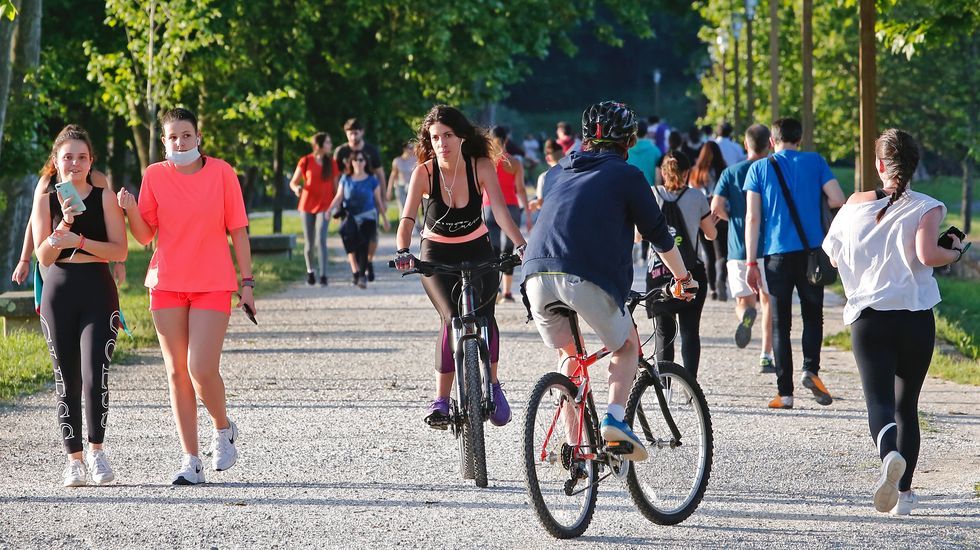 Miles de personas salen a pasear en Pontevedra en el segundo día de la desescalada