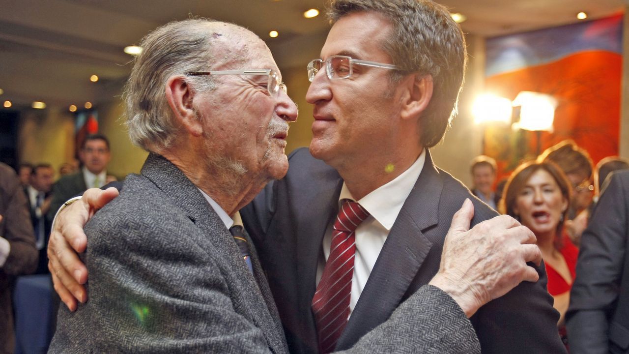 Emilio Pérez Touriño saluda, como presidente de la Xunta, a Fernández Albor