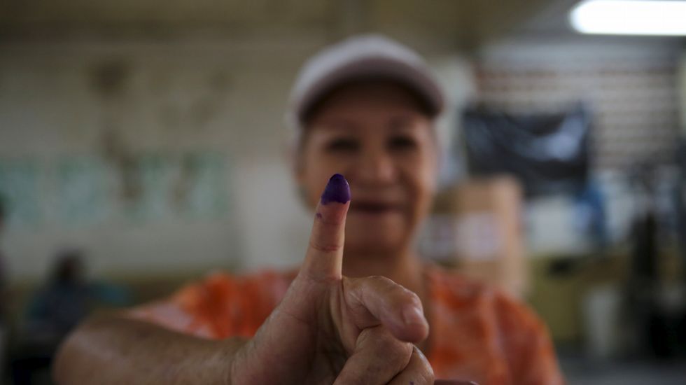 La esposa de Leopoldo López, Lilian Tintori, votando en Caracas.