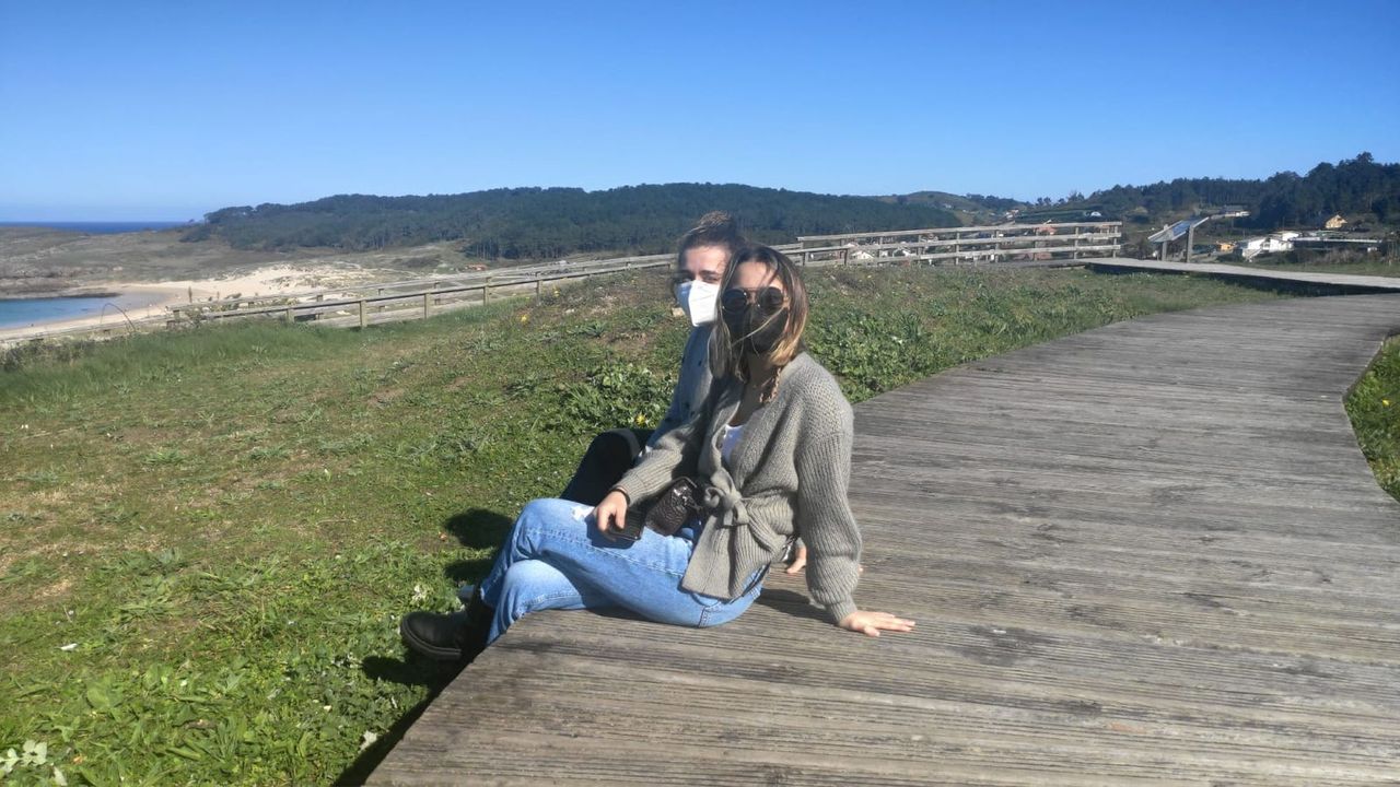 Nerea Veiga y Lucía Ribeiro proponen que se habiliten mesas y bancos para pícnics en zonas de sombra.