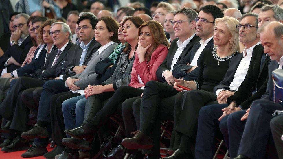 Mireia Chacón y Xavier Tápia, hermana y cuñado de Chacón, han cerrado el acto de homenaje del PSC a la socialista.