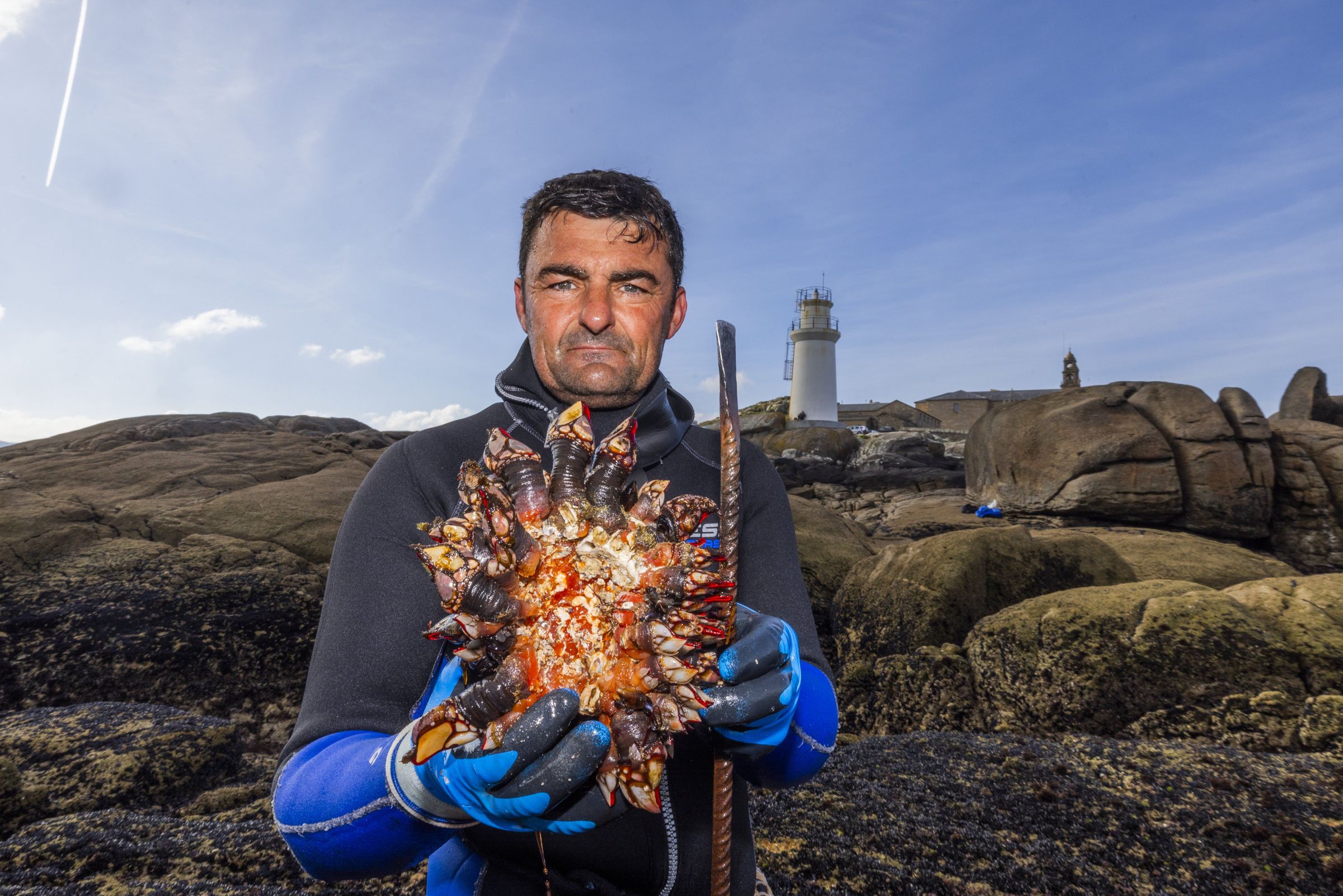 Percebeiros de Muxa comezan a traballar na zona coecida como Punta da Barca, a mellor zona de percebes da costa muxiana. 07/05/2024