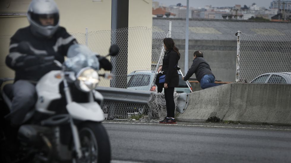 GENTE CRUZANDO LA MEDIANA DE LA CARRETERA BAÑOS DE ARTEIXO. ZONA DE MARINEDA CITY