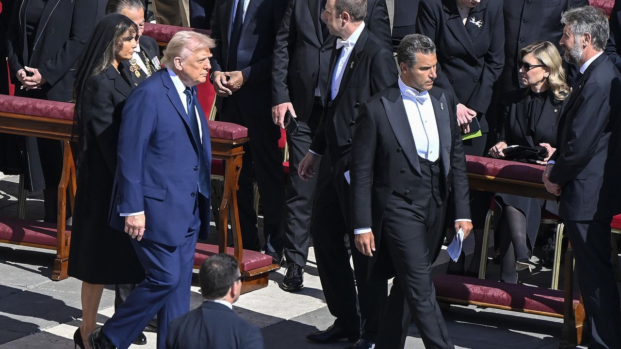 Donald y Melania Trump durante el funeral del papa Francisco