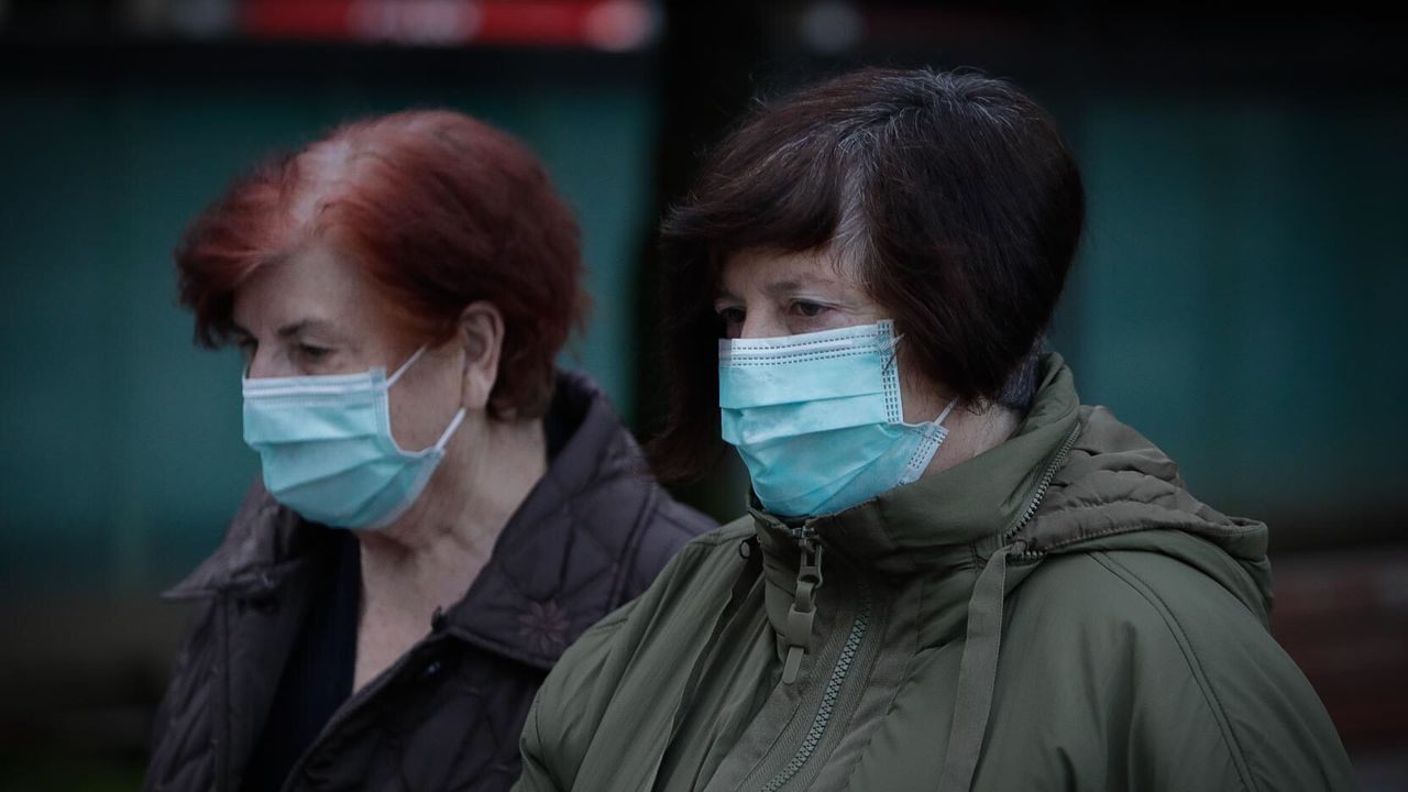 Reparto de mascarillas por las calles de A Coruña