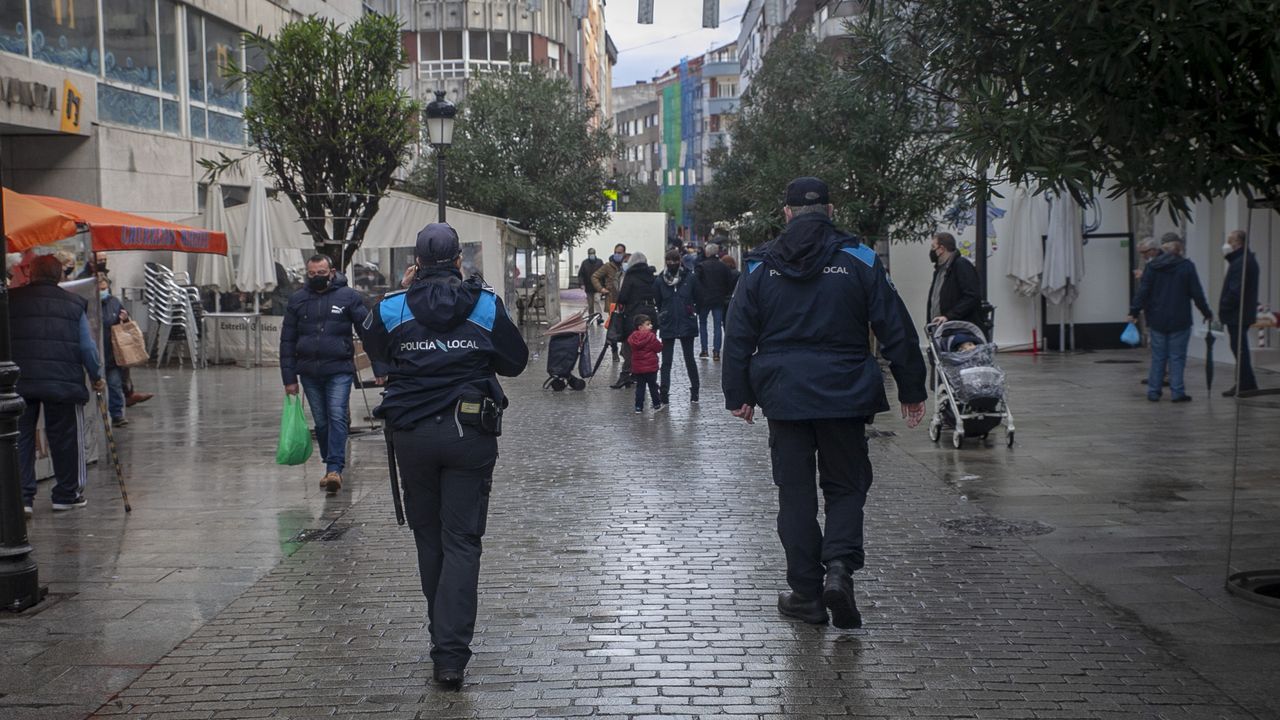 Primer día de cierre perimetral en Boiro, agentes de la Policía Local realizando labores de vigilancia en la calle peatonal