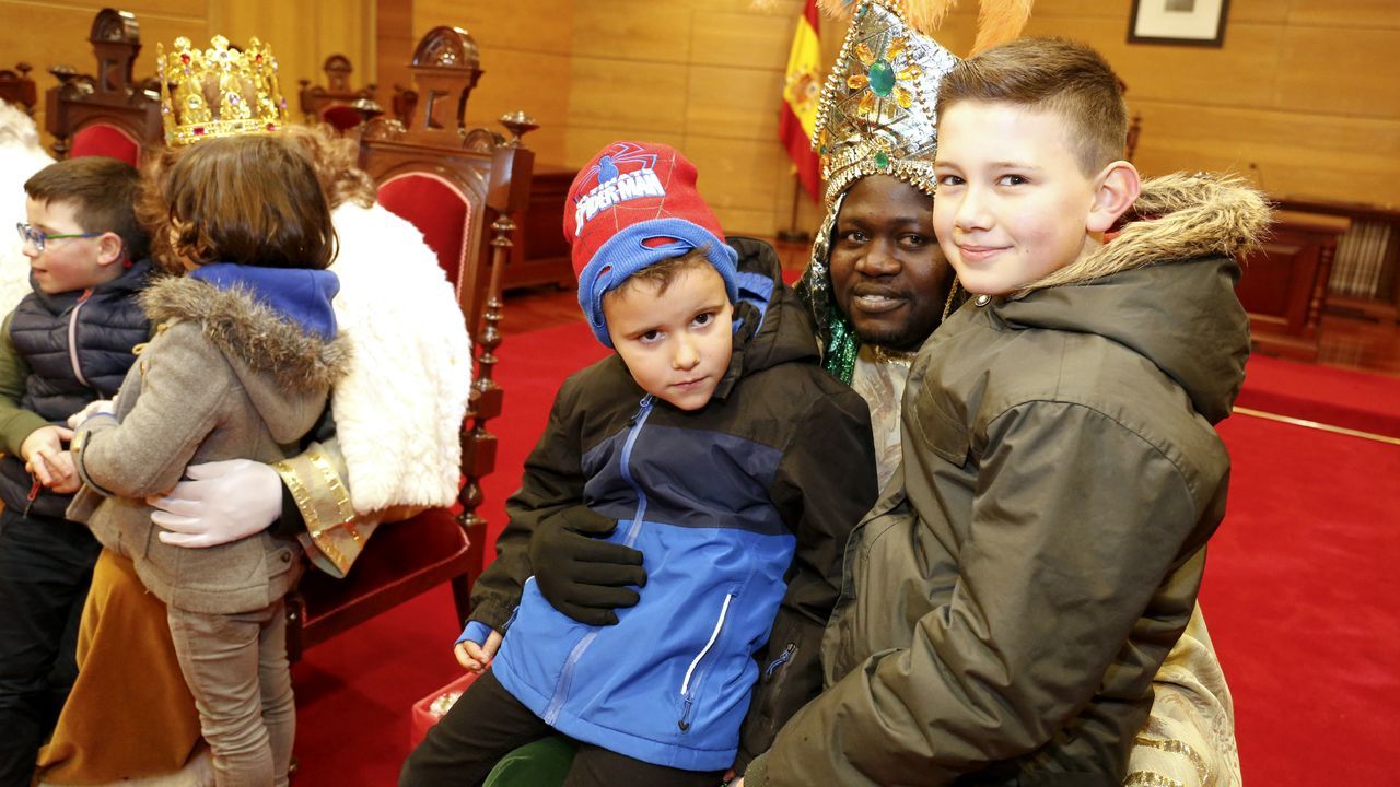 Eduardo posando con la guardia pretoriana que ha logrado que los Reyes cumplan su sueño después de una década pidiendo un ordenador