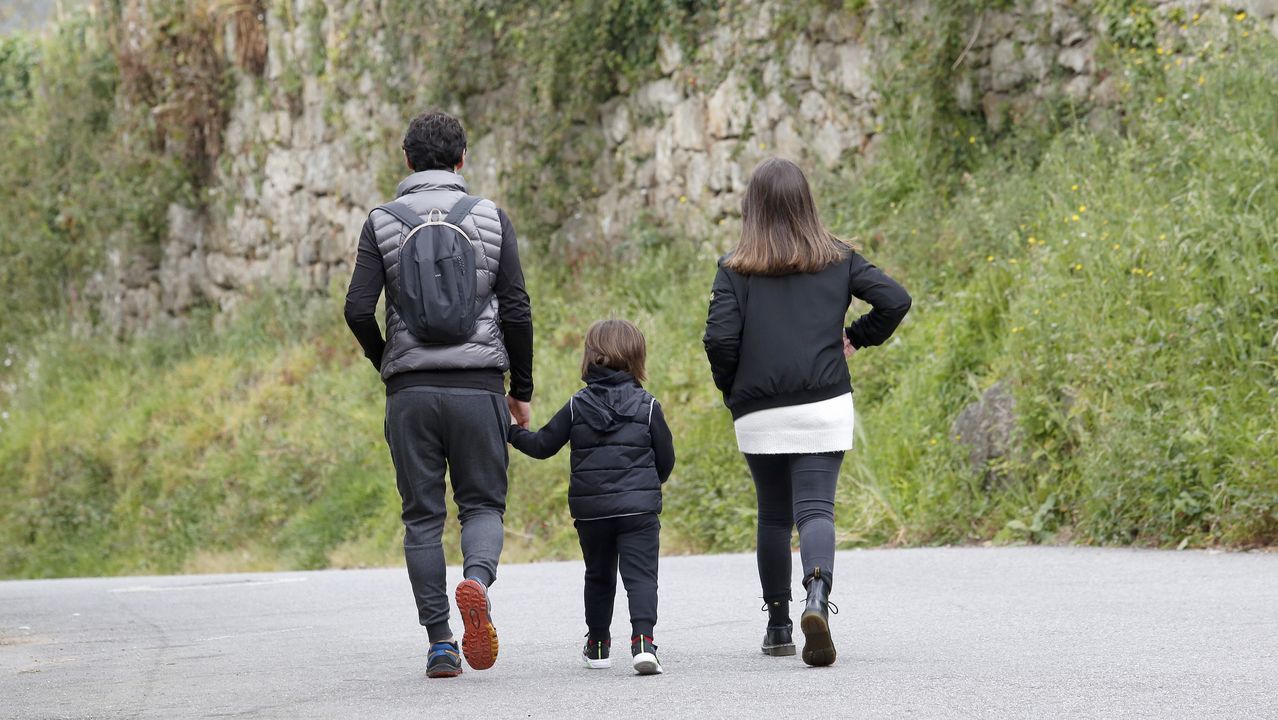 El primer paseo de los niños de Barbanza, en imágenes.Juegos con la arena en una playa pobrense