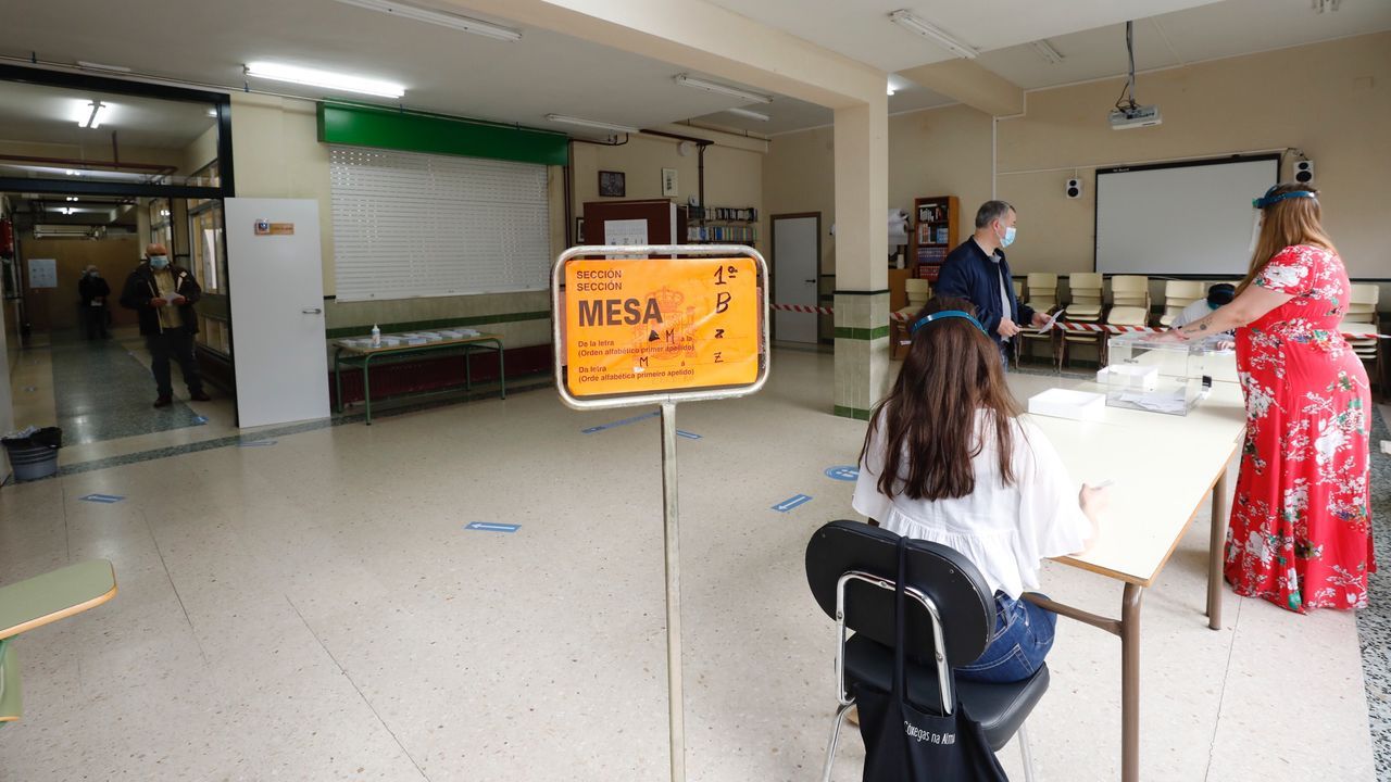 Por el coronavirus, Viveiro reubicó dos mesas electorales en la casa consistorial, donde en algunos momentos se formaron colas