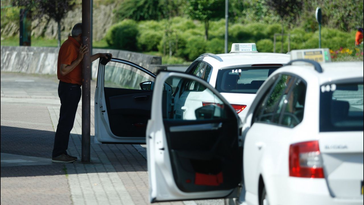 Taxistas con las puertas abiertas en Santiago de Compostela