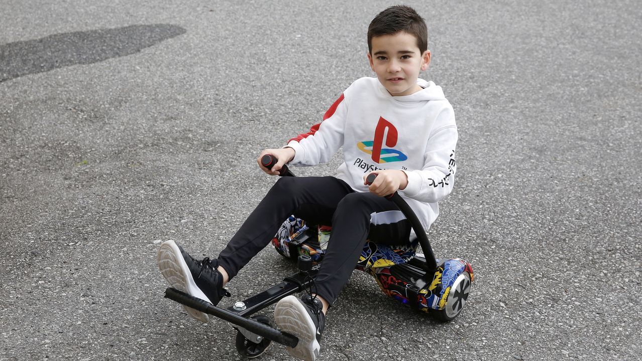 El primer paseo de los niños de Barbanza, en imágenes.Una pequeña juega con su moto en A Pobra