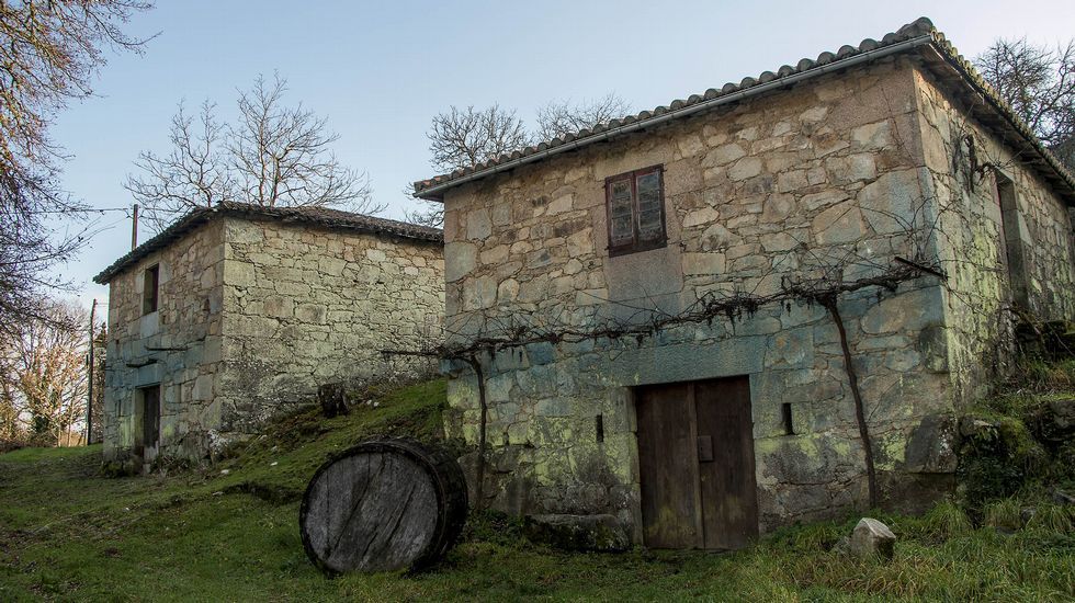 En A Vila do Mato se conservan los edificios de piedra de unas antiguas bodegas