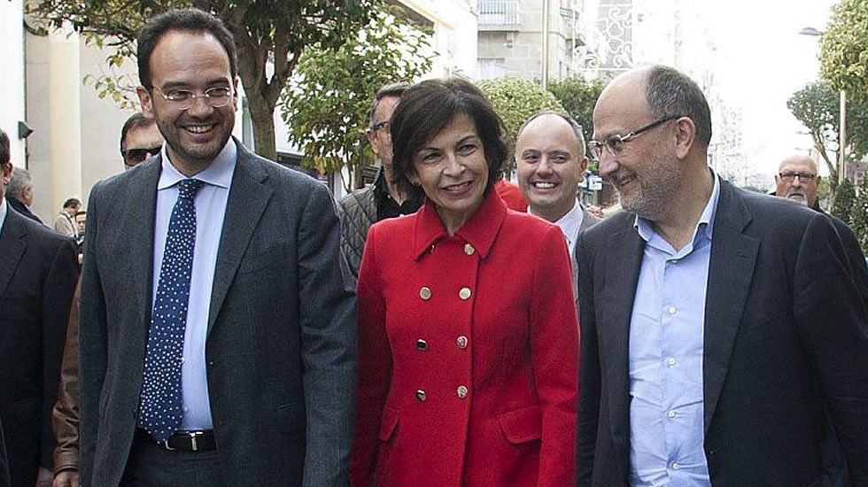 Dolores Galovart (en el centro). Número 1 del PSOE por Pontevedra.