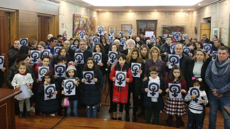 25n.En O Carballiño hubo una concentración en la plaza y, después, un pleno extraordinario
