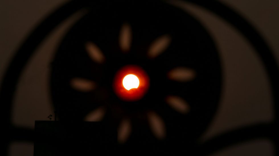 Imagen del eclipse desde una playa de Indonesia.