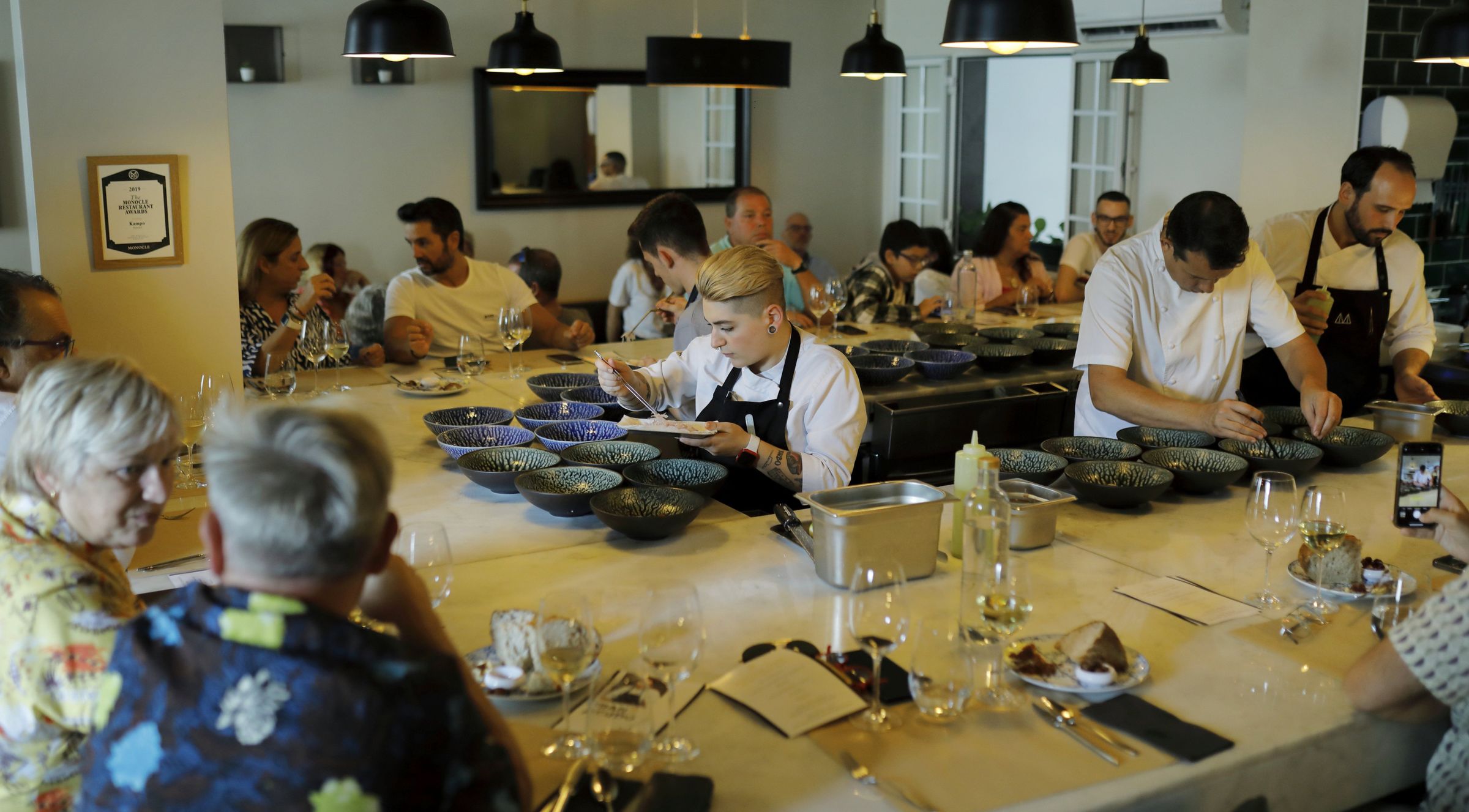 La sincron�a de los equipos imper� durante el cocinado del evento de octubre en el restaurante Kampo