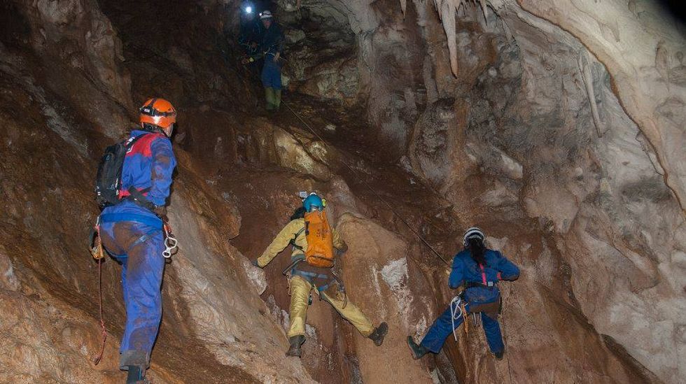 En algunas partes de la gruta es preciso realizar operaciones de descenso y escalada