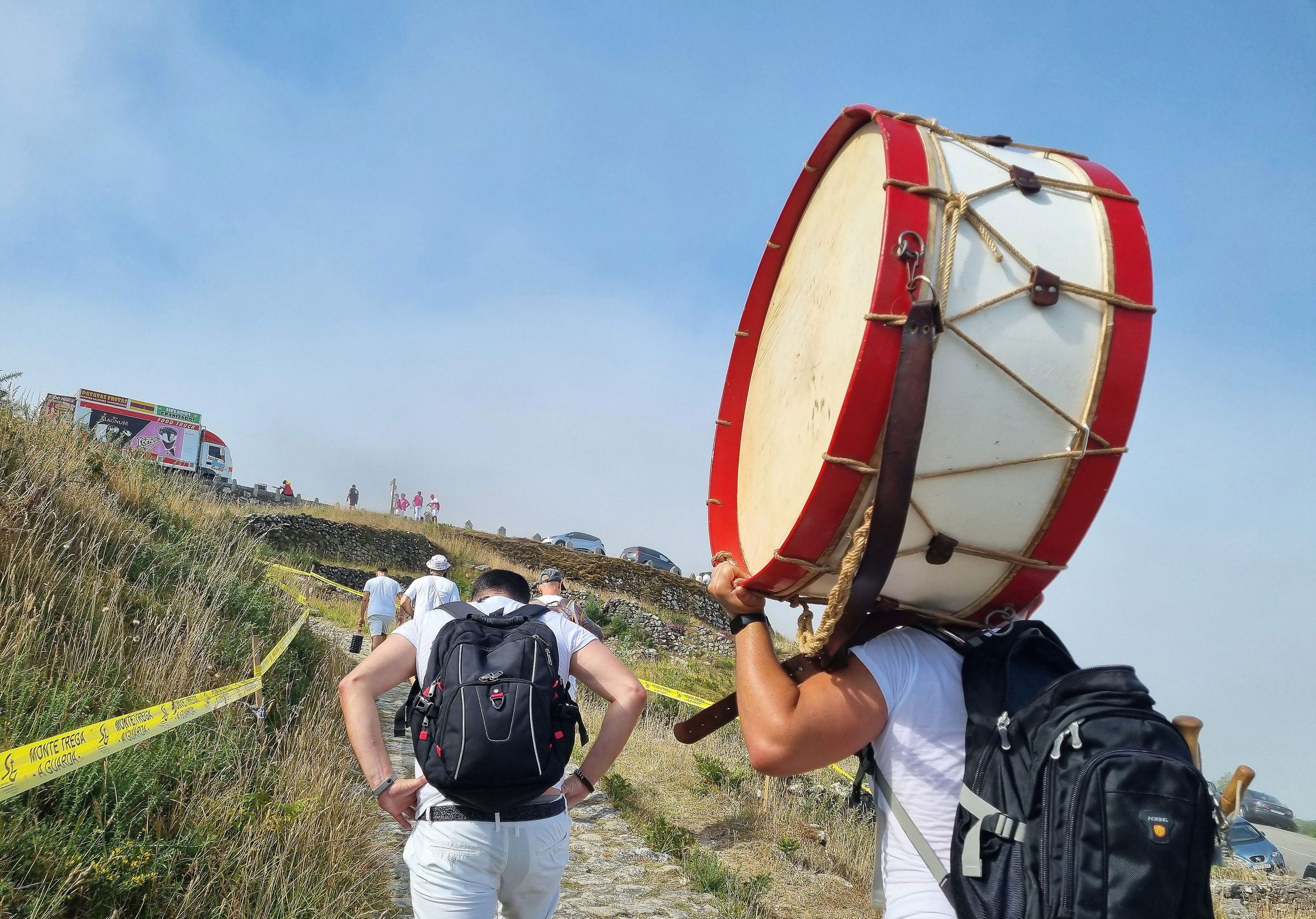 Cargando co bombo nas Festas do Monte de A Guarda. 11/09/2024