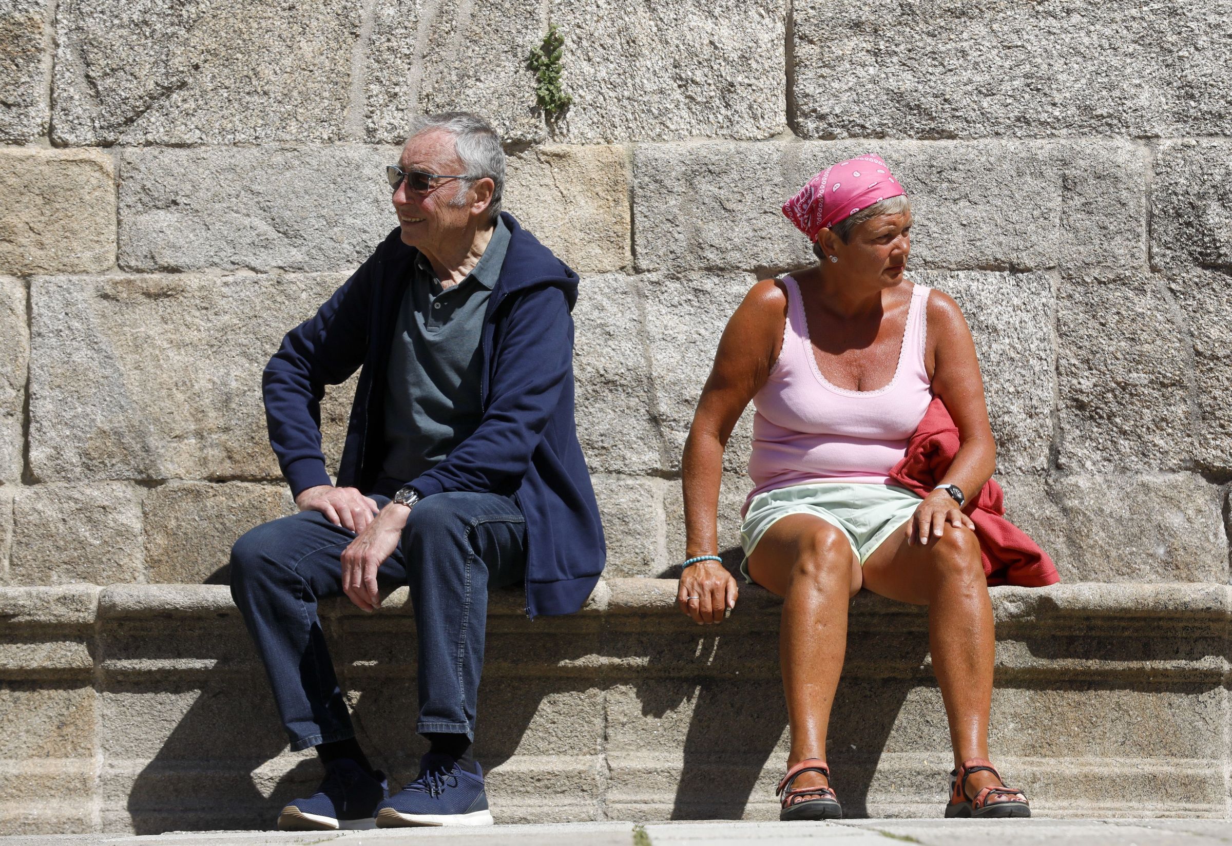 Dous turistas en Santiago escenifican perfectamente o cambio de estaci�n. 21/04/2024