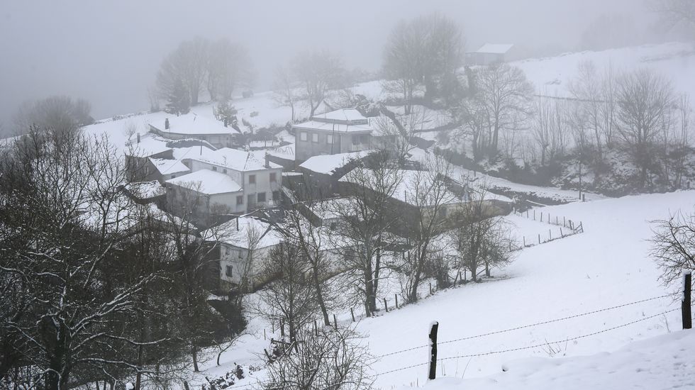 La aldea de Praducelo, en el municipio de Samos, cubierta por la nieve este miércoles por la mañana
