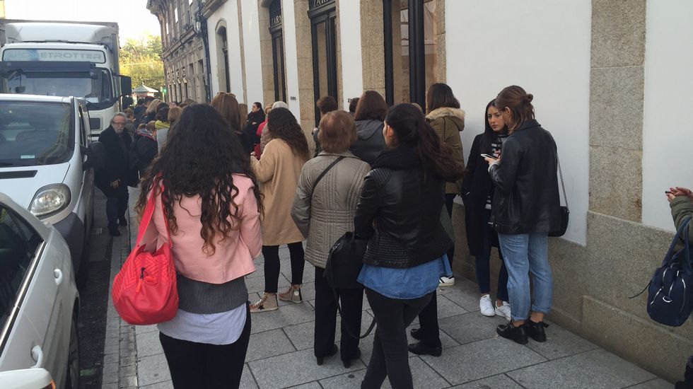 BLACK FRIDAY EN A CORUÑA. COLAS EN LA TIENDA ZARA DE CALLE COMPOSTELA