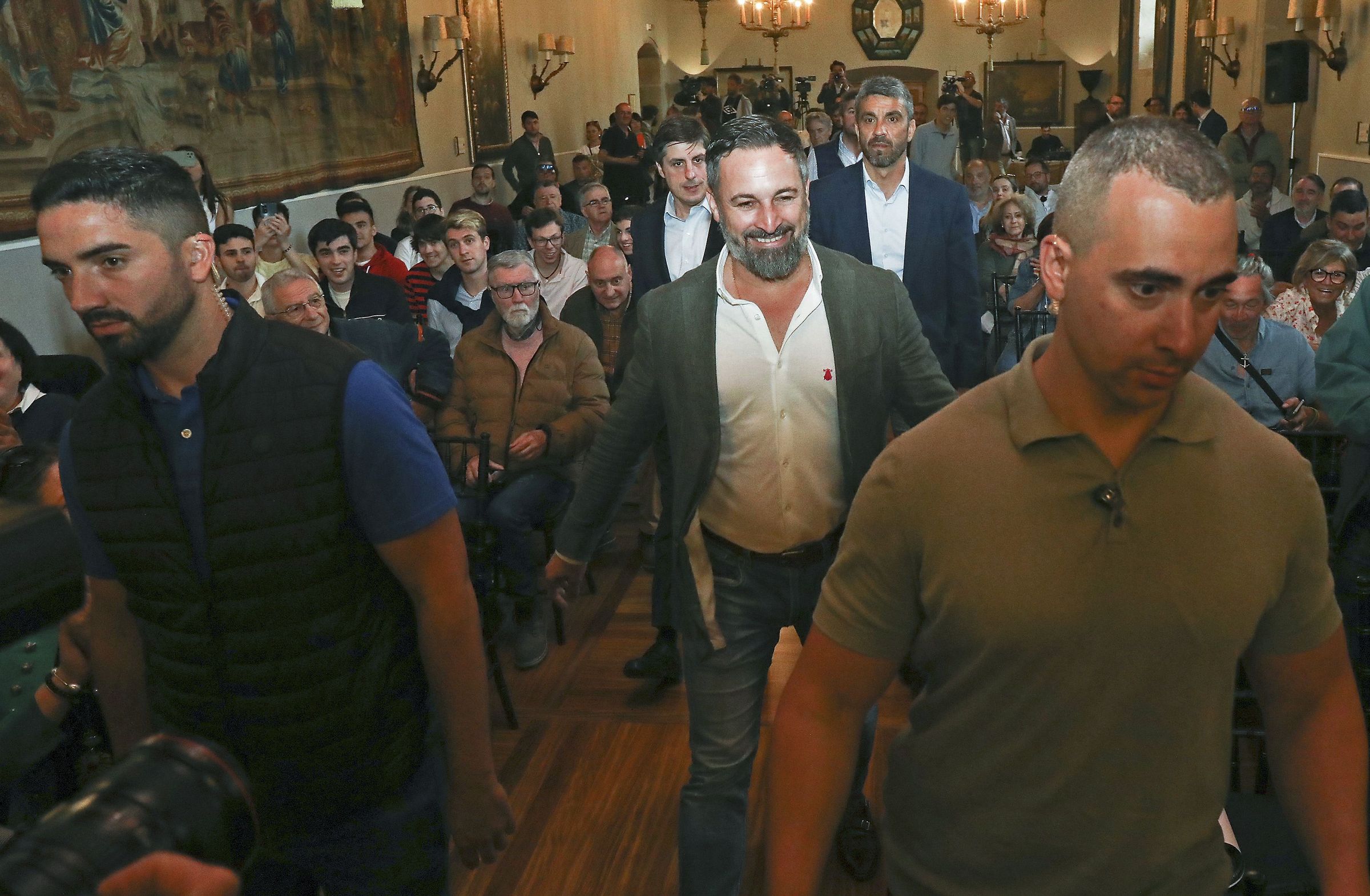 O lider de Vox, Santiago Abascal entrando na estrea do documental �O futuro de Europa� rodeado dos seus escoltas. 08/05/2023