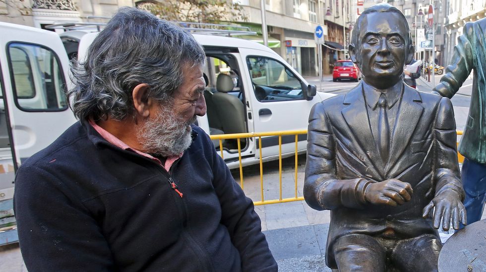 Reposición del brazo de la escultura de Paz Andrade