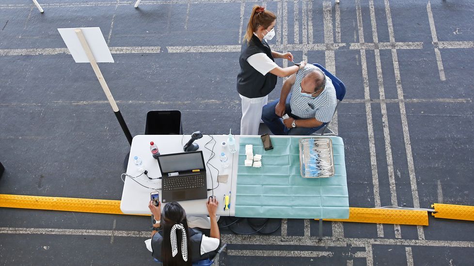 Vacunación masiva contra el Covid-19 con AstraZeneca para personas de entre 60 y 65 años en el recinto ferial de Pontevedra