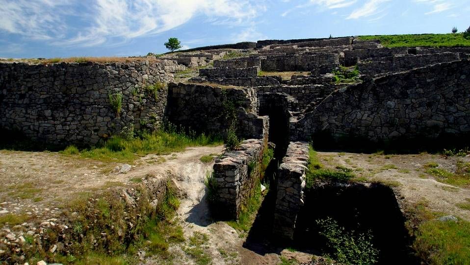 Castro de San Cibrao de Las, entre Punxín y San Amaro.