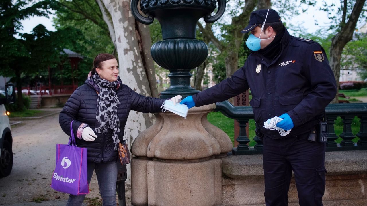 La Policía Nacional repartió mascarillas en la Alameda de Ourense