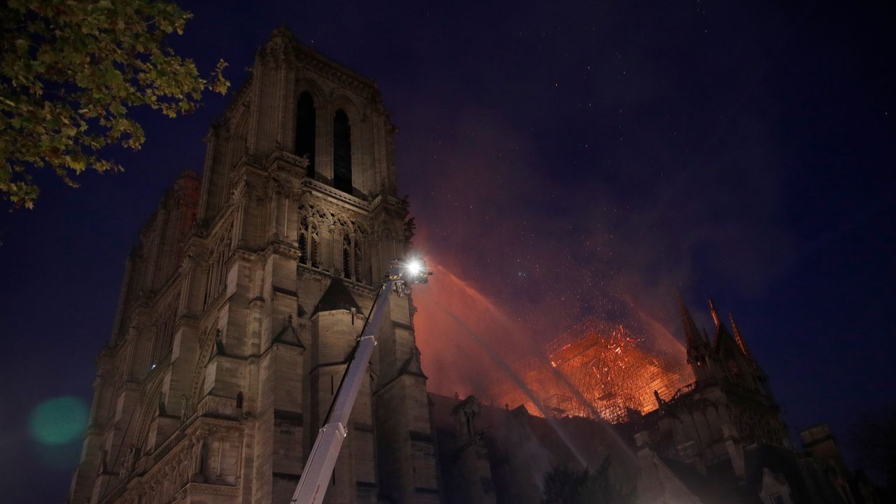 Unos bomberos dentro de la Catedral de Notre Dame